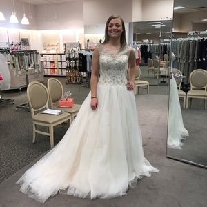 Ball gown wedding dress